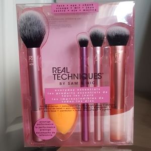 Real Techniques by Sam and Nic brushes & blender